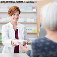 Frau-Medikamente-Apothekerin
