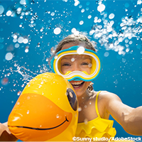 klein-Kind-Schwimmen-1